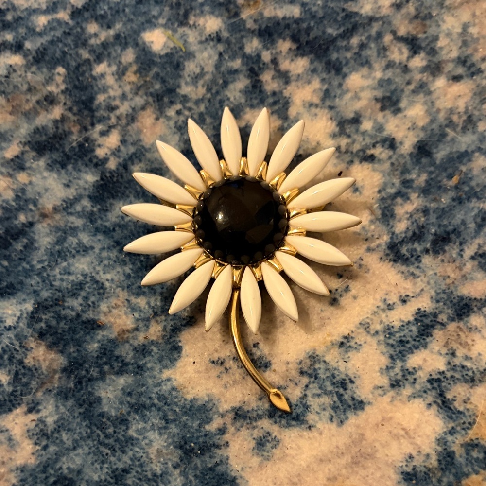 Crown Trifari Vintage Brooch - beautiful condition!